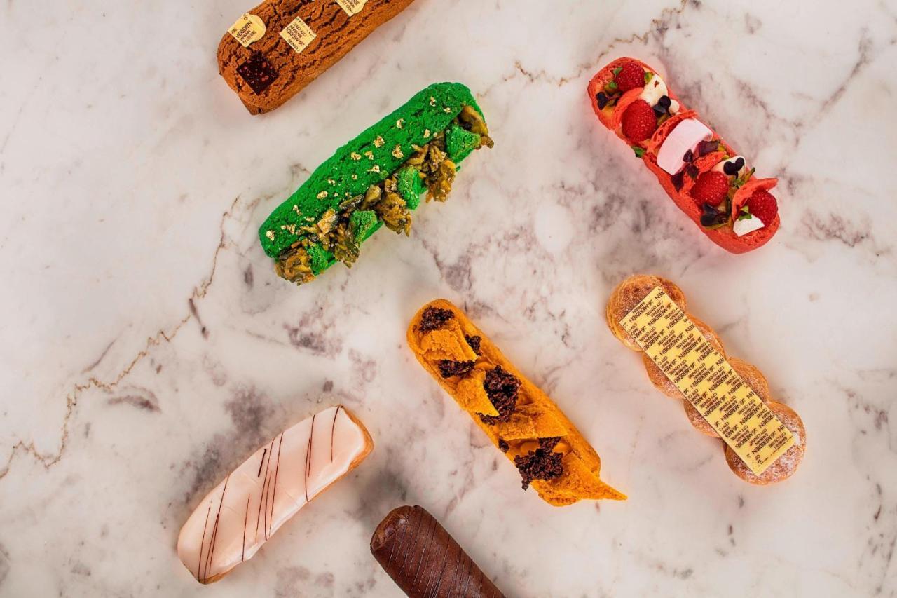 Le Meridien City Centre Bahrain Manama Eksteriør billede An assortment of éclairs