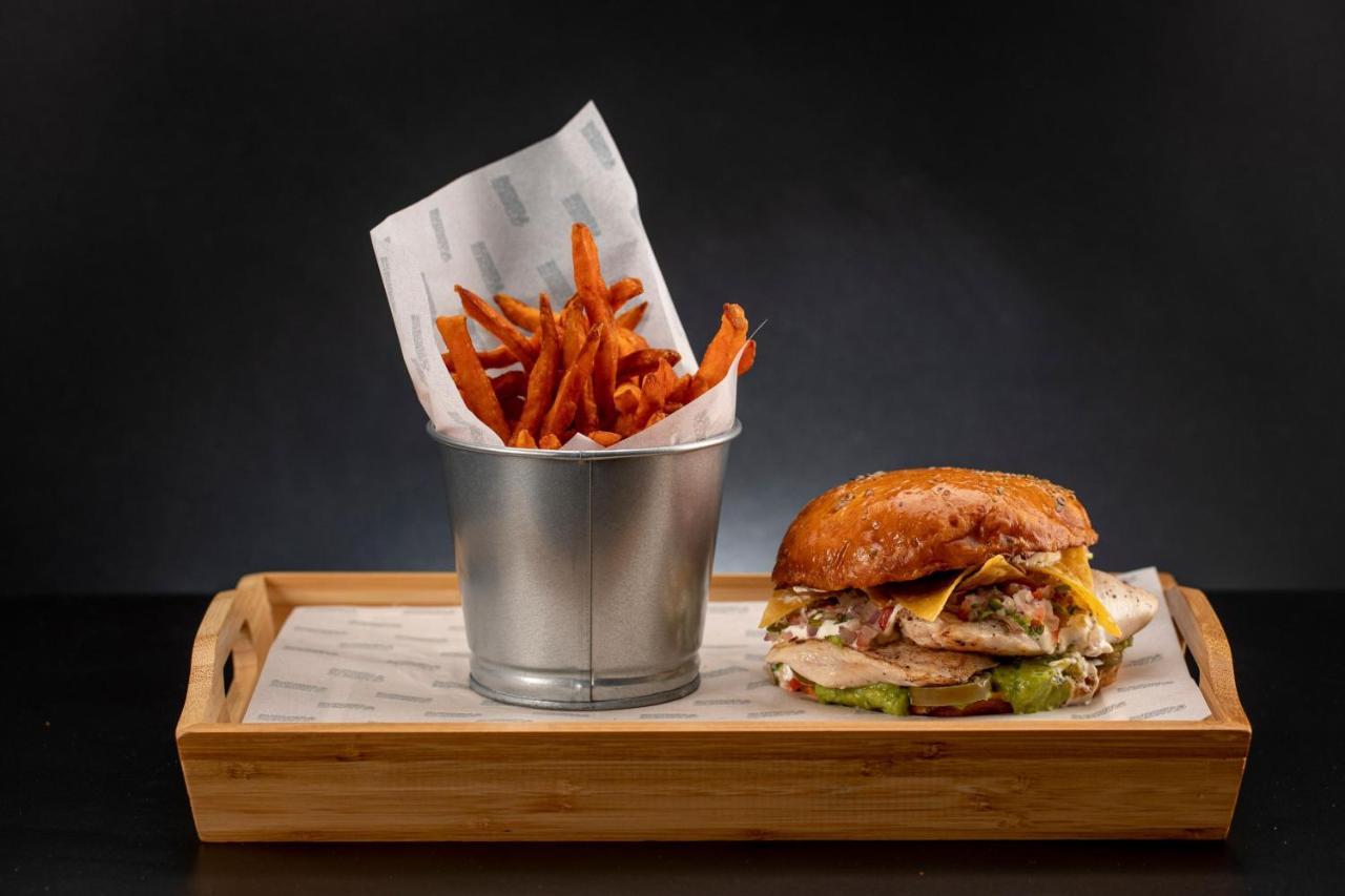 Le Meridien City Centre Bahrain Manama Eksteriør billede A burger and fries