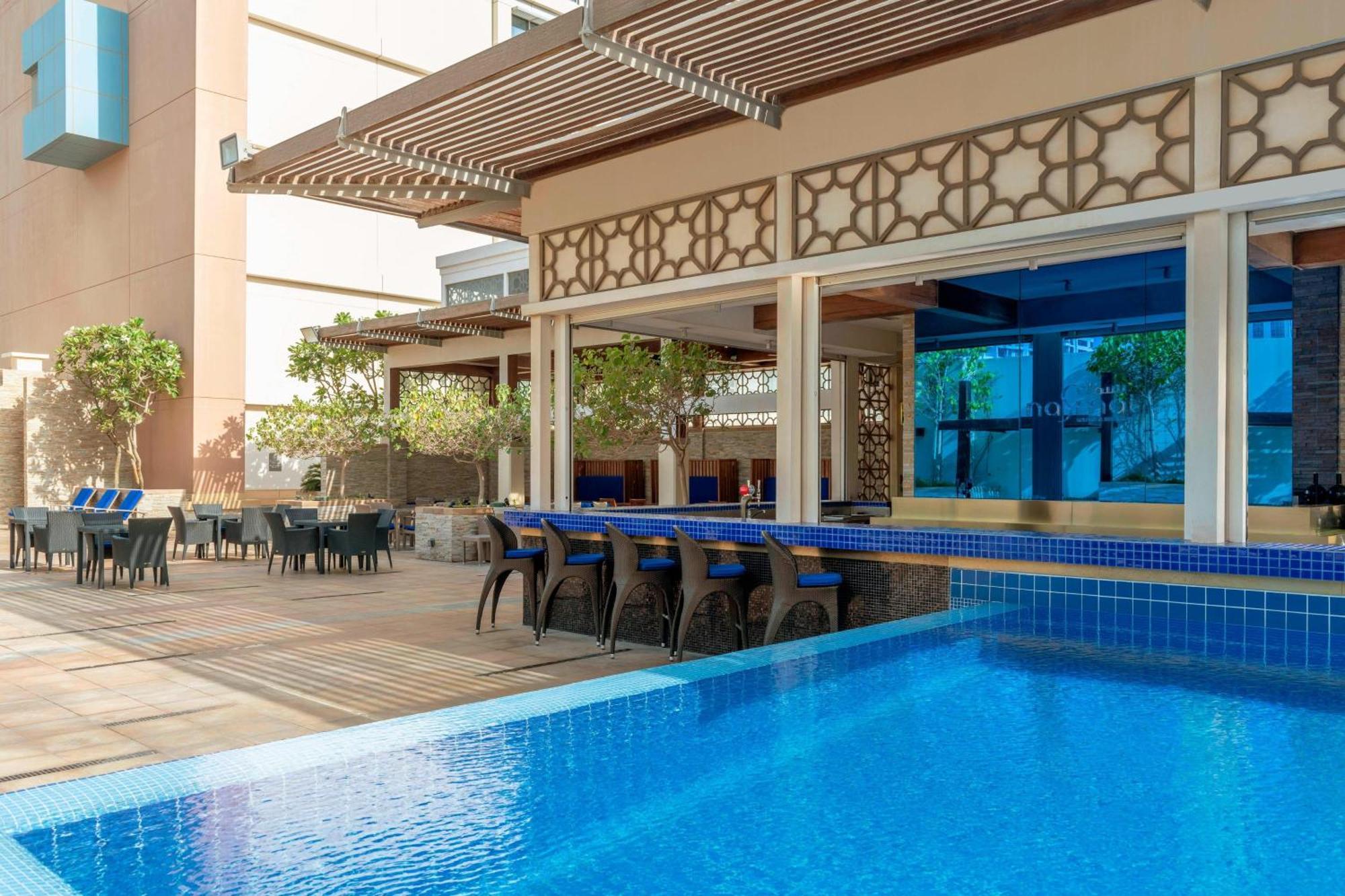 Le Meridien City Centre Bahrain Manama Eksteriør billede The pool at the hotel