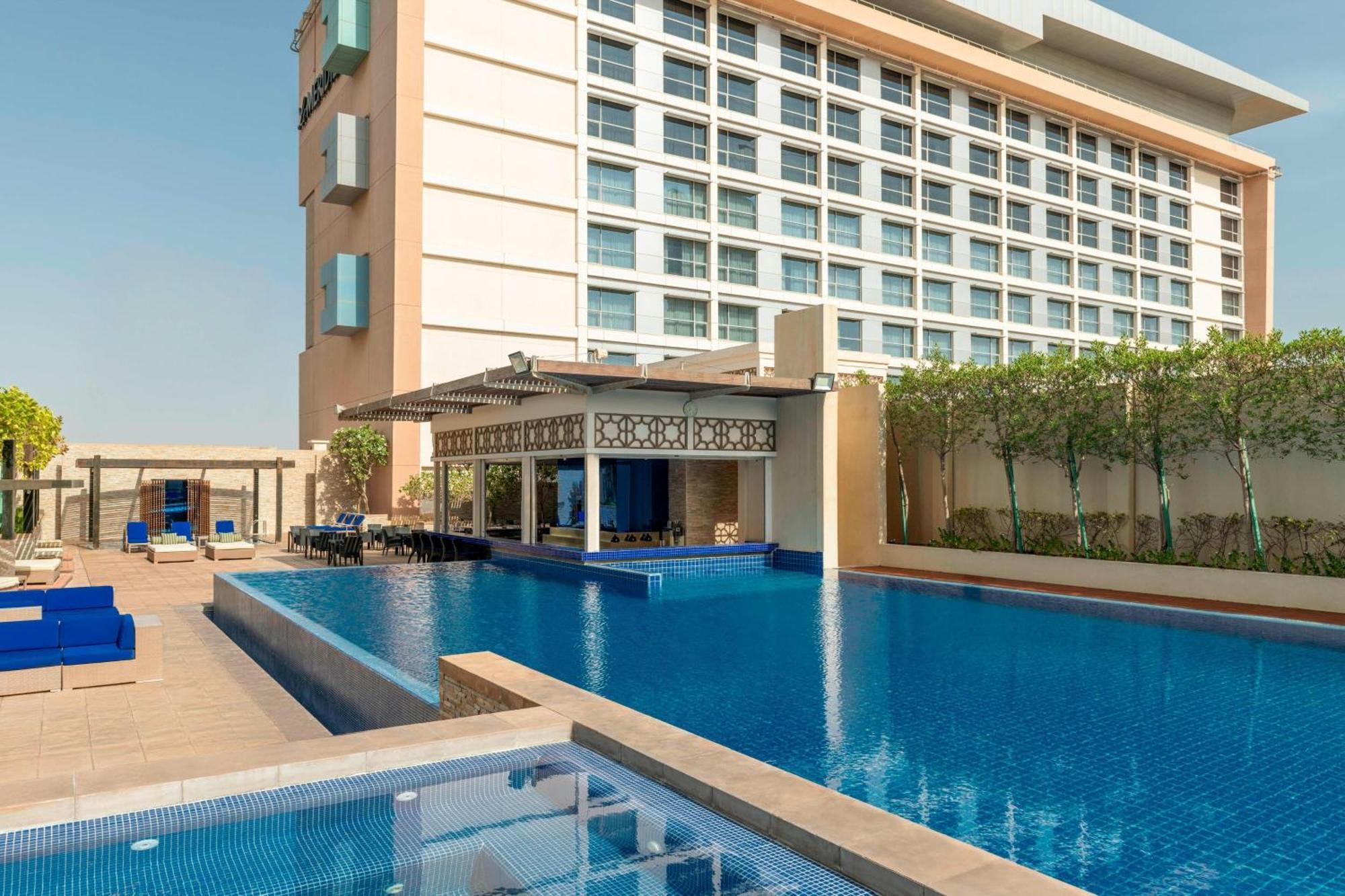 Le Meridien City Centre Bahrain Manama Eksteriør billede The swimming pool at the hotel
