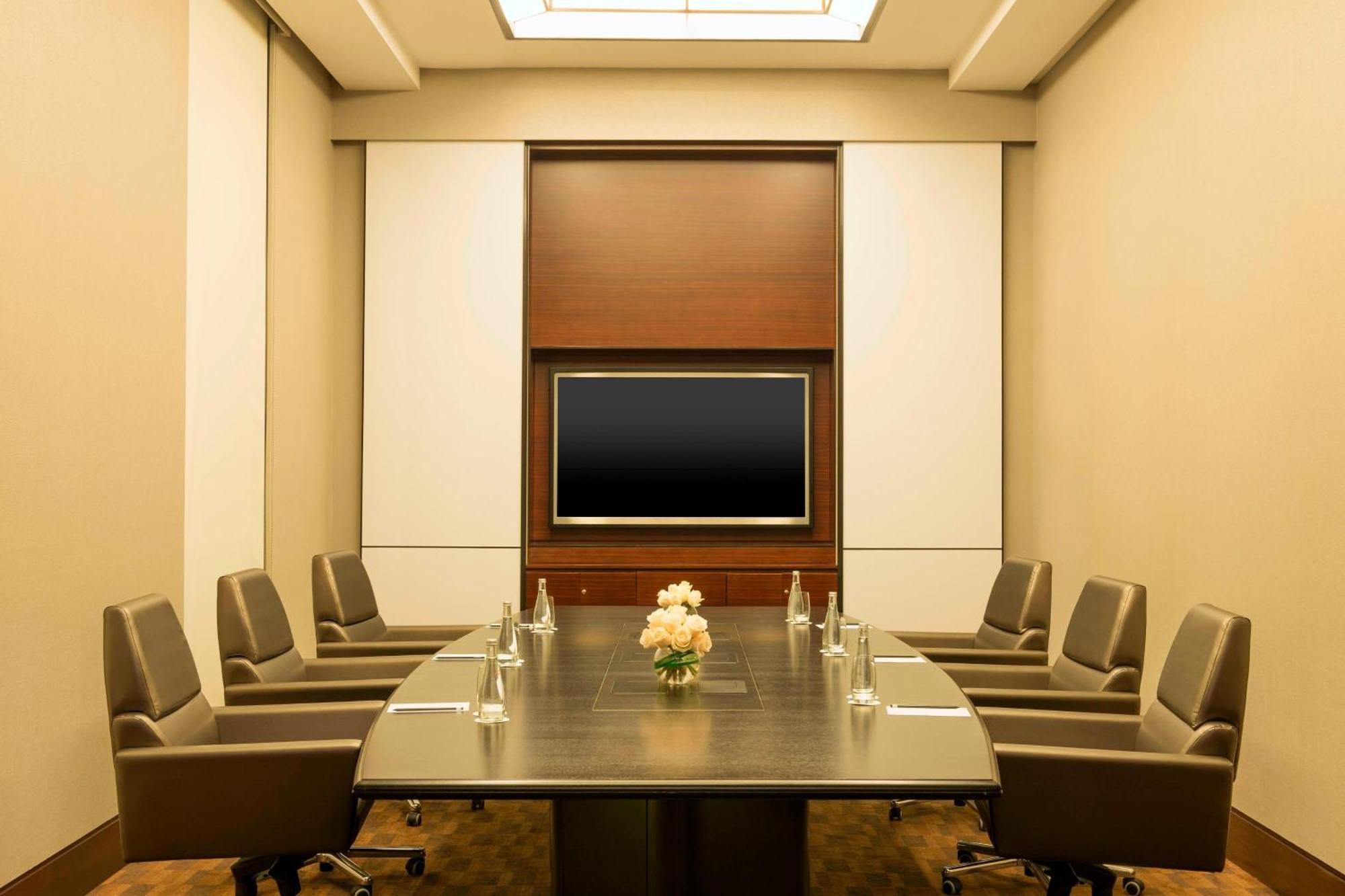 Le Meridien City Centre Bahrain Manama Eksteriør billede A boardroom at the Four Seasons Hotel, New York City