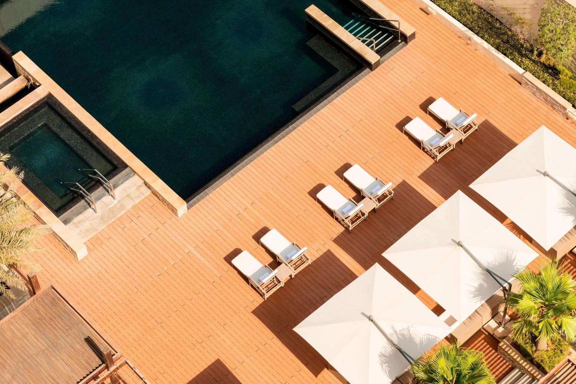Le Meridien City Centre Bahrain Manama Eksteriør billede The pool at the hotel